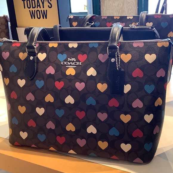 Coach Handbags - NWT COACH ❤️ Gallery Tote In Signature Canvas With Heart Print CP108